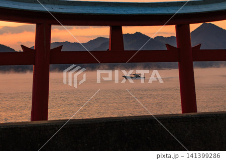 広島県 海中鳥居越しの海霧流れる瀬戸内の海 広島県 海中鳥居越しの海霧流れる瀬戸内の海 141399286