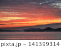 広島県　海霧流れる瀬戸内海の朝焼け 141399314