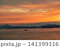 広島県　海霧流れる瀬戸内海の朝焼け 141399316