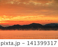 広島県　海霧流れる瀬戸内海の朝焼け 141399317