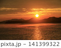 広島県　海霧流れる瀬戸内海の日の出 141399322