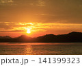 広島県　海霧流れる瀬戸内海の日の出 141399323