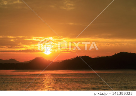 広島県 海霧流れる瀬戸内海の日の出 広島県 海霧流れる瀬戸内海の日の出 141399323