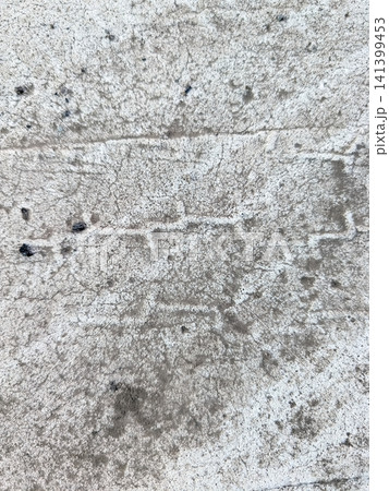 コンクリートに残るタイヤ痕とトレッドパターンのテクスチャ｜道路・駐車場の背景素材 141399453