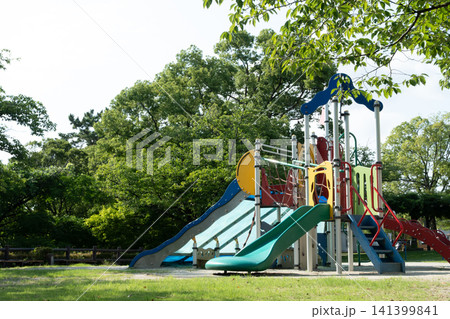 公園の遊具と緑豊かな風景 141399841