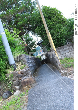 住宅の隙間を通りぬける小さな小道の風景 141400236