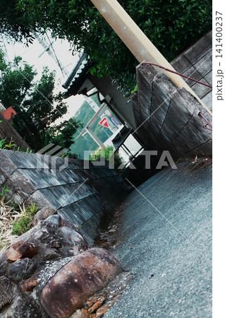住宅の隙間を通りぬける小さな小道の風景 住宅の隙間を通りぬける小さな小道の風景 141400237