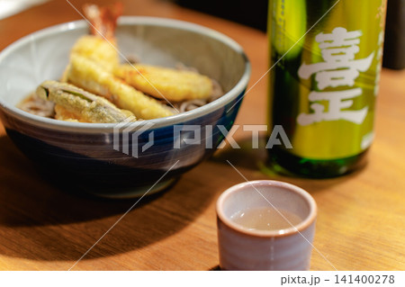 日本酒のおちょこと食事の風景 日本酒のおちょこと食事の風景 141400278