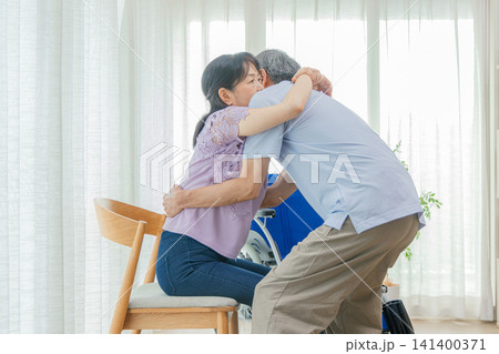介助をするシニア男性 141400371