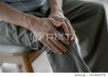 膝の痛みに悩むシニア男性の手 膝の痛みに悩むシニア男性の手 141400379