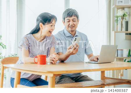 スマホを見るシニア夫婦 スマホを見るシニア夫婦 141400387