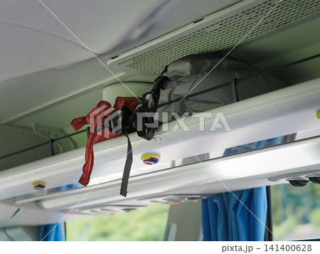 高速バスの荷物棚に載せられた手荷物 高速バスの荷物棚に載せられた手荷物 141400628