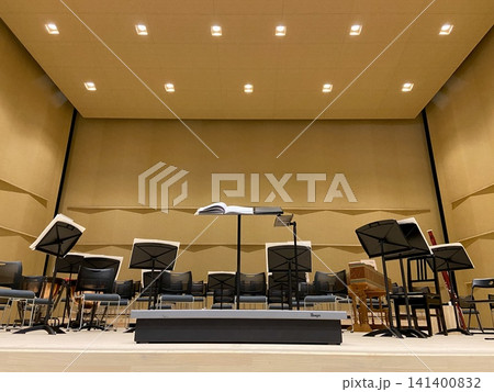 クラシックコンサート開演前の無人のオーケストラステージ 舞台設営|演奏会告知・音楽イベント・Web クラシックコンサート開演前の無人のオーケストラステージ 舞台設営|演奏会告知・音楽イベント・Web 141400832