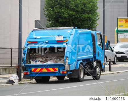 道路脇に停車する青いごみ収集車 141400938
