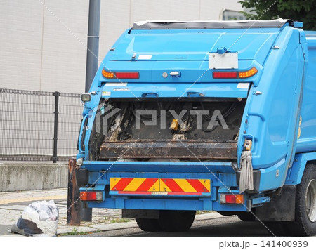 道路脇に停車する青いごみ収集車 141400939