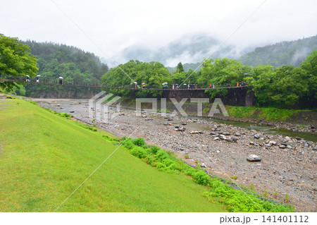 岐阜県大野郡白川村白川郷の風景(2023年雨) 岐阜県大野郡白川村白川郷の風景(2023年雨) 141401112