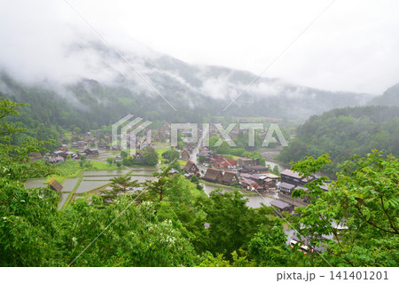 岐阜県大野郡白川村白川郷の風景(2023年雨) 岐阜県大野郡白川村白川郷の風景(2023年雨) 141401201