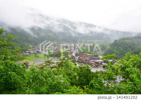岐阜県大野郡白川村白川郷の風景(2023年雨) 岐阜県大野郡白川村白川郷の風景(2023年雨) 141401202