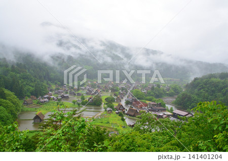 岐阜県大野郡白川村白川郷の風景(2023年雨) 141401204