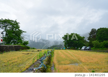 岐阜県大野郡白川村白川郷の風景(2023年雨) 岐阜県大野郡白川村白川郷の風景(2023年雨) 141401205