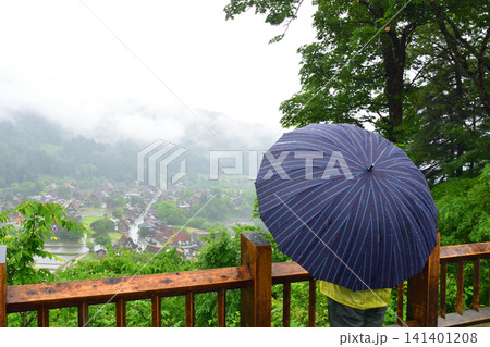 岐阜県大野郡白川村白川郷の風景(2023年雨) 岐阜県大野郡白川村白川郷の風景(2023年雨) 141401208