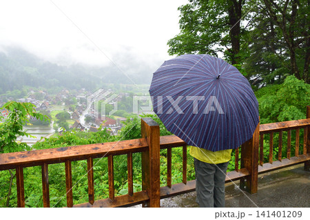 岐阜県大野郡白川村白川郷の風景(2023年雨) 岐阜県大野郡白川村白川郷の風景(2023年雨) 141401209