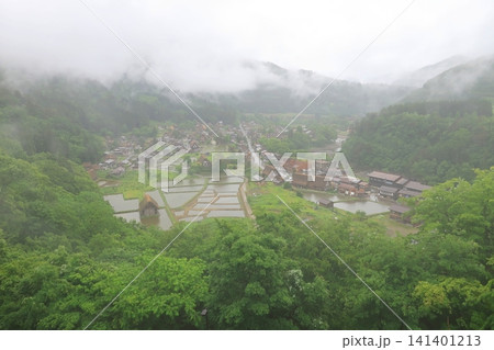 岐阜県大野郡白川村白川郷の風景(2023年雨) 岐阜県大野郡白川村白川郷の風景(2023年雨) 141401213