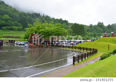 岐阜県大野郡白川村白川郷の風景(2023年雨) 141401255