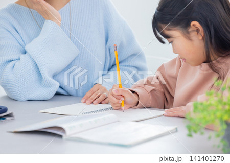 学習をめぐって会話する親子 学習をめぐって会話する親子 141401270