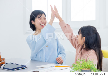 学習をめぐって会話する親子 学習をめぐって会話する親子 141401271
