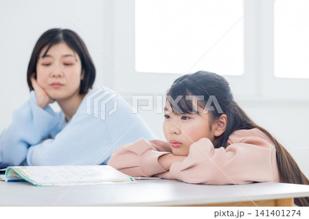 学習をめぐって会話する親子 　 141401274