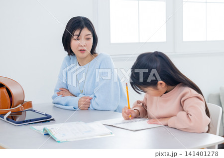 学習をめぐって会話する親子 学習をめぐって会話する親子 141401278