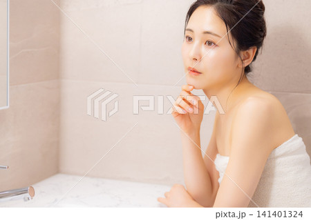 バスルームで寛ぐ女性 バスルームで寛ぐ女性 141401324