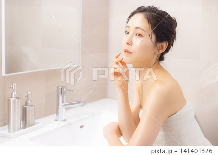 バスルームで寛ぐ女性 バスルームで寛ぐ女性 141401326