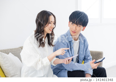 スマホを見る男女 スマホを見る男女 141401348