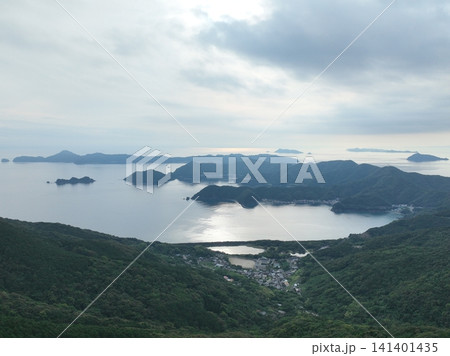 【空撮】夕景に浮かぶ愛媛県由良半島の雄大な海岸線 141401435