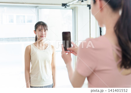ピラティス　姿勢　撮影　スマートフォン 141401552