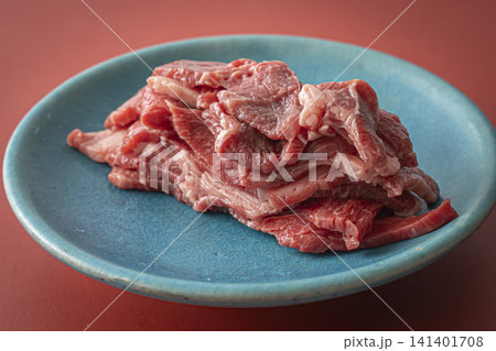 お皿の上の牛肉 肩ロース お皿の上の牛肉 肩ロース 141401708
