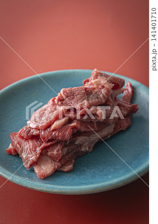 お皿の上の牛肉 肩ロース お皿の上の牛肉 肩ロース 141401710