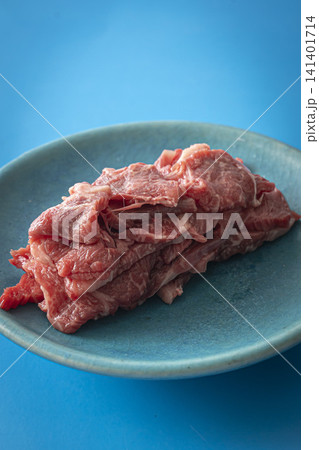 お皿の上の牛肉 肩ロース お皿の上の牛肉 肩ロース 141401714