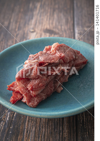 お皿の上の牛肉　肩ロース 141401716