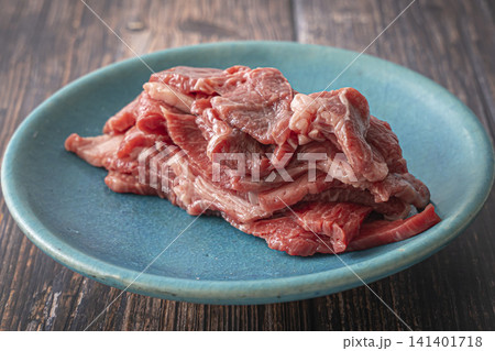 お皿の上の牛肉　肩ロース 141401718