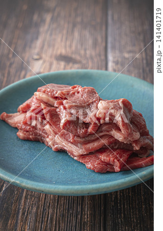 お皿の上の牛肉 肩ロース お皿の上の牛肉 肩ロース 141401719