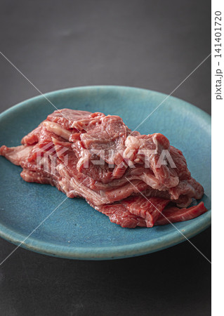 お皿の上の牛肉 肩ロース お皿の上の牛肉 肩ロース 141401720