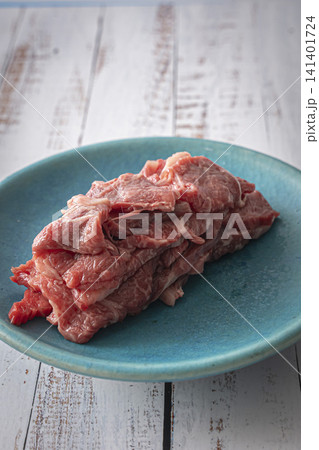 お皿の上の牛肉 肩ロース お皿の上の牛肉 肩ロース 141401724