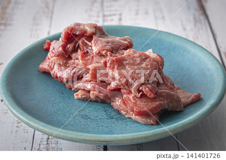 お皿の上の牛肉 肩ロース お皿の上の牛肉 肩ロース 141401726