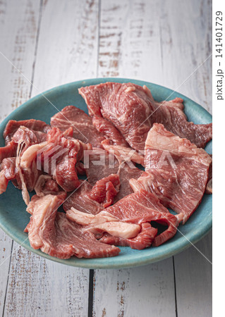 お皿の上の牛肉 肩ロース お皿の上の牛肉 肩ロース 141401729