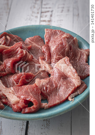 お皿の上の牛肉 肩ロース お皿の上の牛肉 肩ロース 141401730