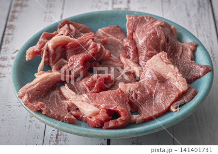 お皿の上の牛肉 肩ロース お皿の上の牛肉 肩ロース 141401731