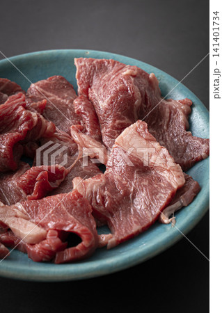 お皿の上の牛肉 肩ロース お皿の上の牛肉 肩ロース 141401734